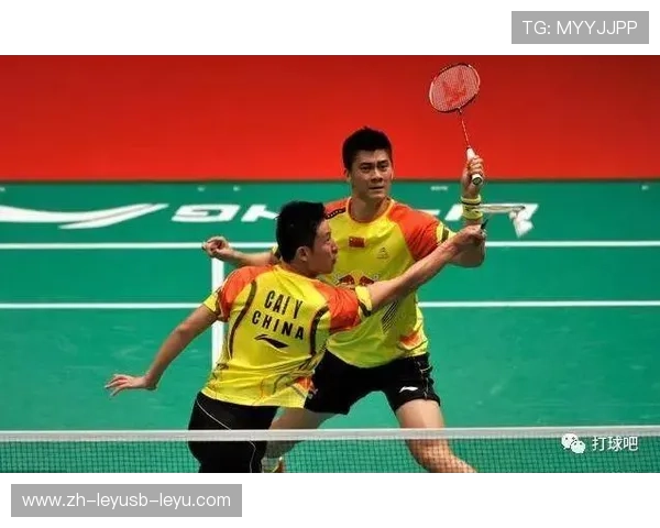 羽毛球扑球踩线